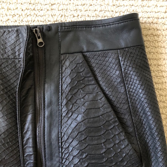 ✨RARE✨ VINCE Snake-Embossed Leather Skirt - Size 6 - Picture 8 of 11